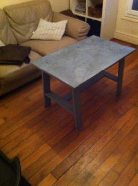 Après: même table recouverte s'enduit métal zinc, poli,
Pied et dessous : patine imitation zinc