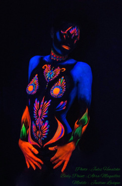 maquillage fluo pour lumière noire soirée.