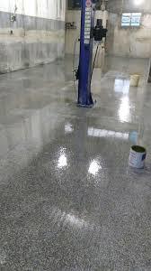 Resinando um piso de granilite.