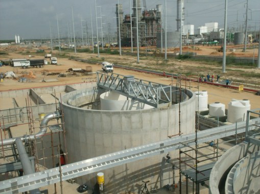 montaje de bandejas porta cables .planta ramon laguna zulia