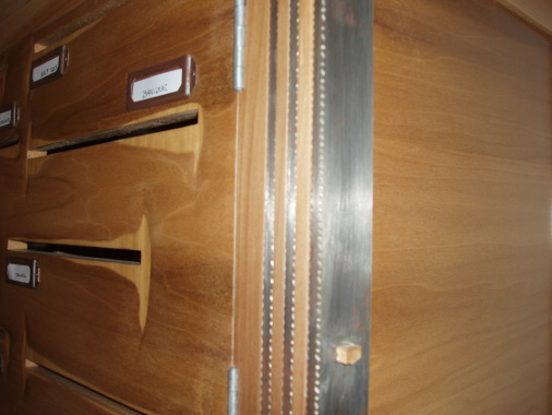 détail du guillochage sur le piètement en acier