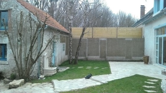 Création à Tavers ; dallage, escalier, pelouse , arrosage intégré , murets, massifs , claustra , fontaine , fruitiers