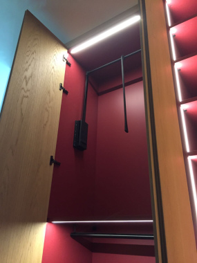 interno armadiatura guardaroba in legno laccato rosso per un tocco personalizzato e unico.