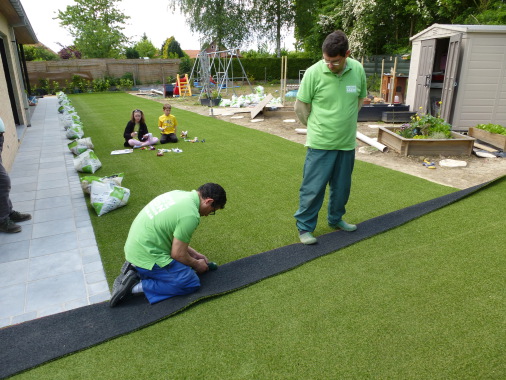 découpe  du gazon synthétique
jardin