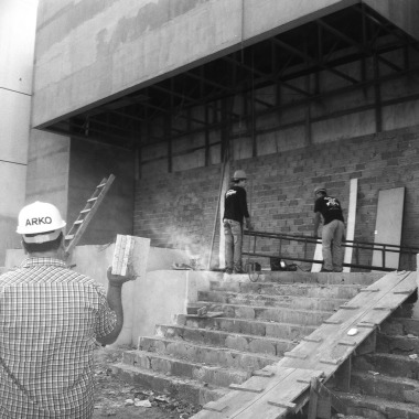 Na Foto Arquiteto Edmir Carregando amostra de tipo de acabamentos para degraus para escada externa durante a execução de uma reforma comercial de uma Loja Atacadista de Roupas - Empório da Moda em Foz.