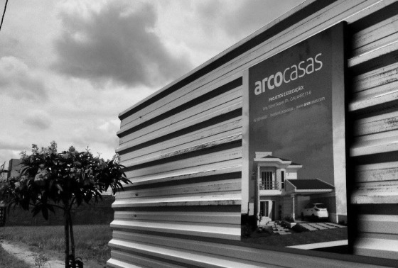 Na foto tapume trapezoidal e placa de obra em evidencia. #texturas #construção #obra #arquitetura #engenharia