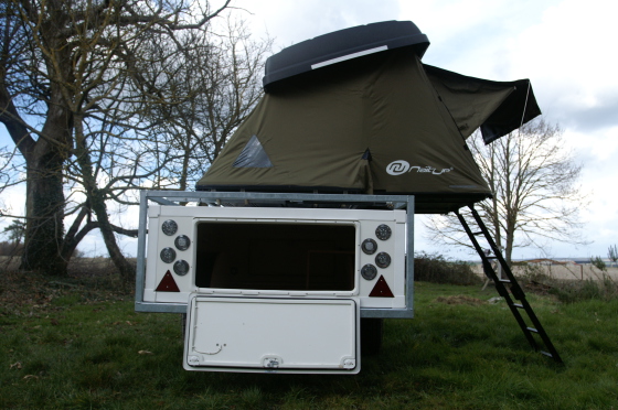 Une exclusivité AIR et NATURE : la remorque de camping permet de vivre ses vacances au plus près de l'air de la nature en quittant les routes pour s'isoler et se ressourcer loin de la foule. Il n'empêche que tout le confort moderne est à portée de main car l'autonomie est totale et le couchage confortable.