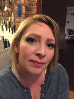 Maquillage soirée avec faux cils réalisé pour une soirée d'anniversaire.