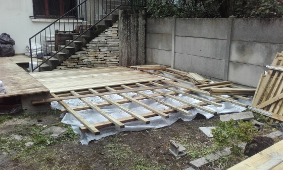 Mise en place d'une véranda sur palette en  bois  et en protection  ont  mais une toile  geotextile 