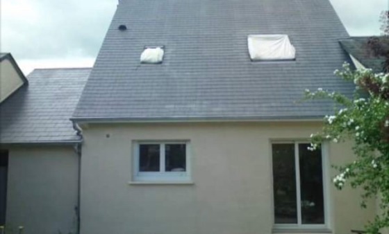Finalisation de rénovation de toiture avec pose d’hydrofuge coloré