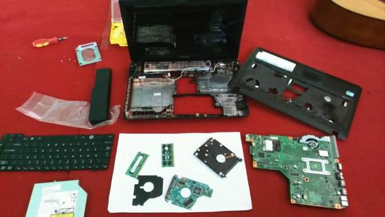 Membawakan materi hardware