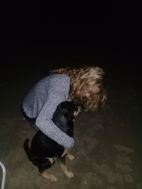 Nesse dia fui ver o nascer do sol na praia ....estava só e de repente....compamhia ele ficou ao meu lado o tempo todo ....numca tinha o visto....quamdo de repente um homem vindo em nossa direção e ele...o atacou me defendeu 