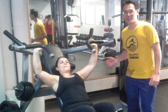 Aluna fortalecida e protegida da coluna