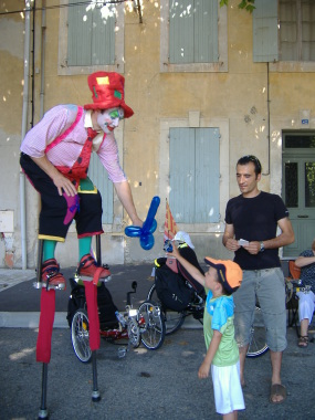 Fête votive de Mondragon échasses à rebonds, sculpture de ballons
