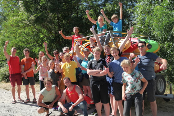 Stip-yaks cursusgroep aan het eind van 'n vijfdaagse wildwater kayakcursus op de Durance
