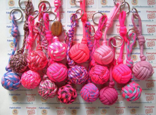Porte-clés pomme de touline en paracord pour "Octobre Rose"