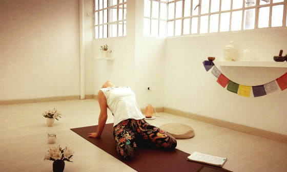 En clase de yoga "trabajo de apertura de pecho" Chakra del corazon