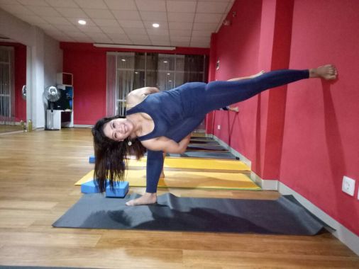 Tidak ada prop atau alat yang memadahi seperti block, bolster, kursi, dkk? Tenang tembok juga bisa membantu anda mencapai asana dengan sempurna.