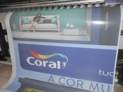 Impressão em adesivo perfurado