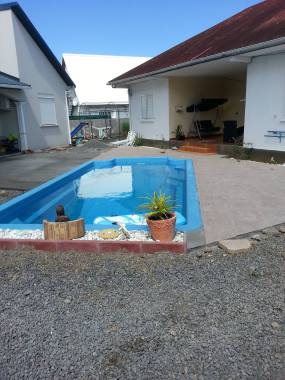 Création d'une dalle et pause de carrelage près de la piscine