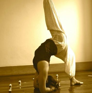 Tahap pencapaian yoga asana harus dilalui dengan praktis secara rutin dan bertahap dan bukan instant untuk keperluan social media