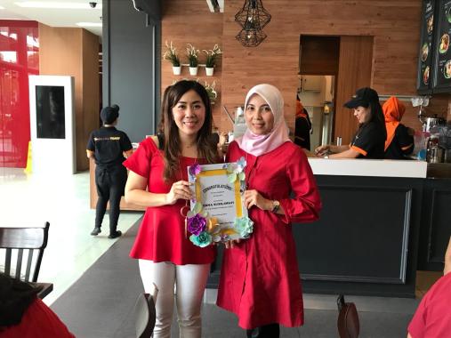 Hi..saya Erna. Premier advisor Allianz. Anda bisa menghubungi saya untuk asuransi jiwa, asuransi kesehatan, asuransi proteksi income dan travel insurance.