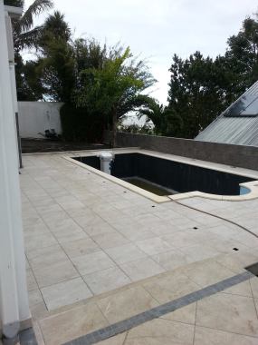 Création d'une dalle et pause de carrelage près de la piscine