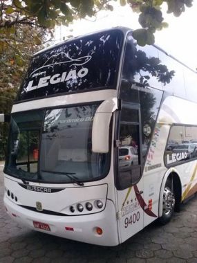 Recorte e aplicação de adesivo.