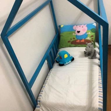 Casinha cama de bebê azul em madeira
