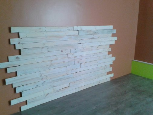 Réalisation d'une tête de lit en palette avec une légère patine