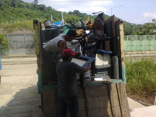 Muatan pindahan kantor pembiayaan / leasing "C Finance" dari Tenggarong ke Samarinda.