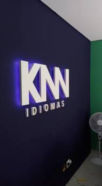 Logo em letra-caixa de MDF com iluminação em LED