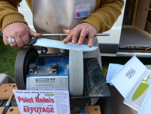 Affûtage professionnel à la meule a eau à rotation lente et grain super fin , pour une finition parfaite .