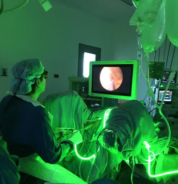 REALIZANDO CIRUGIA LASER DE PROSTATA