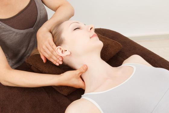 Massage Shiatsu du cou et du visage.