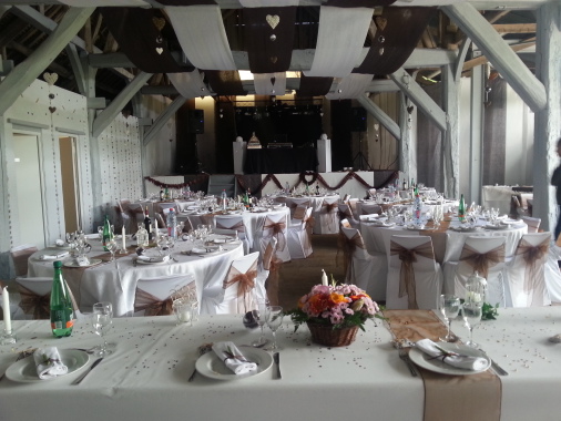 DÉCORATION D'UNE GRANGE POUR UN MARIAGE