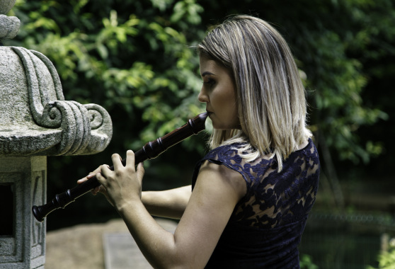 Com experIência em performance na flauta doce, desde o repertório antigo a Música popular Brasileira