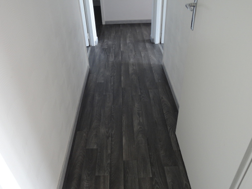 Changement de revêtement sol :
Pose de ragréage,
Pose de revêtement sol 125 m2 de superficie,
Pose de plinthe,
Nettoyage de chantier