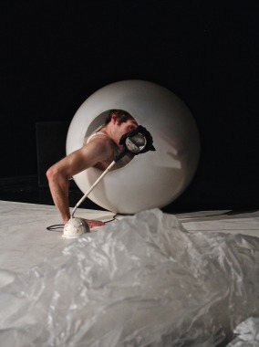 Fragile, spectacle de corps ombres et objets à tendance marionnettique
