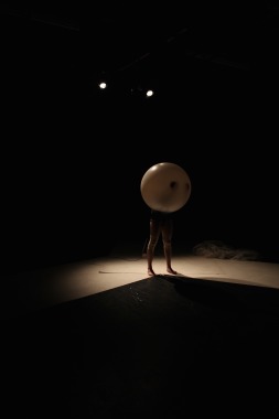 Fragile, spectacle de corps ombres et objets à tendance marionnettique
