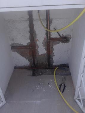 haciendo un cambio de tubería de de plastigama reemplazo por cobre en un departamento en la ciudad de ibarra con pruebas de bombas antifuga cel 0983286232