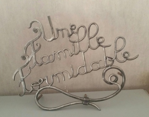 Écriture pour façade de maison "Une famille formidable" acier brosser , vernis