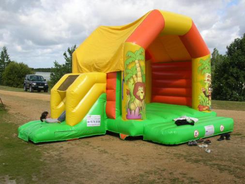 Châteaux jUNGLE
dimensions : 5.50m x 5.80m H 3.70 m
Capacité 10/15 enfants
145€ la journée
