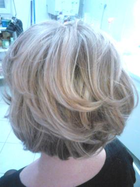 Mèches couleur et coupe