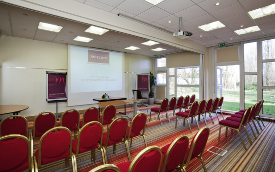 Un séminaire, une réunion, un mariage ou toute autre manifestation privée, nos espaces sont adaptés à vos besoins. Tous les salons sont à la lumière du jour. Une salle modulable, 180 m² au total, avec une grande baie vitrée ayant la vu sur le jardin privatif et 3 autres petit salons équipés de la technologie nécessaire à la réussite de votre manifestation.