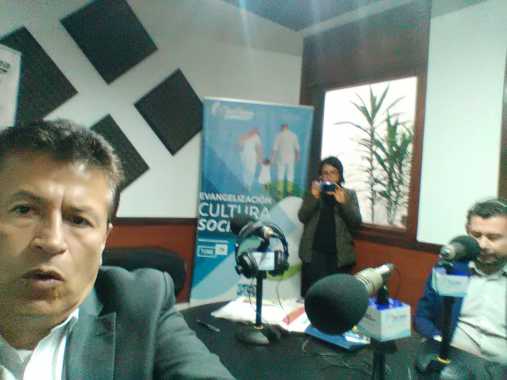 En emisora MARIANA como Coach entrevistando a un Emprendedor.