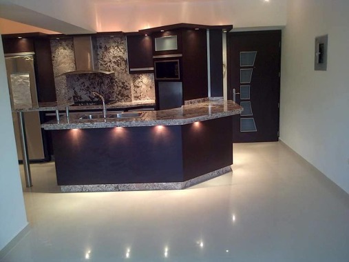 Cocina terminada con iluminación reflectiva