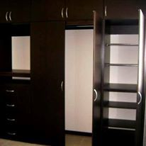 closet. de madera con divisiones, tubos y cajones.