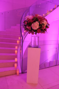 Plinto con flores en oasis