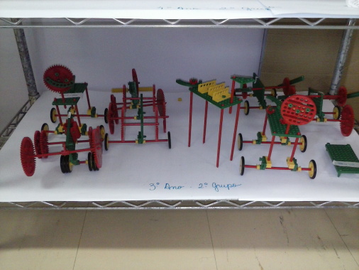 Carros montados no curso de robótica educaional